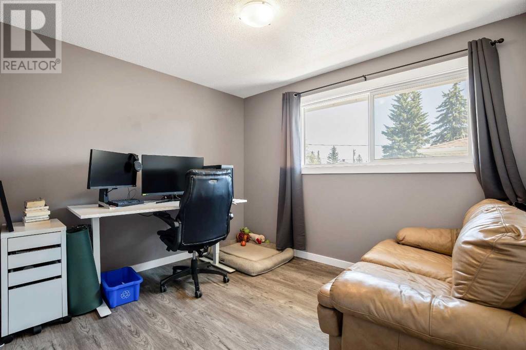 Single Family House Bi-level for Sale in  Dovercrest Drive Dover Calgary 