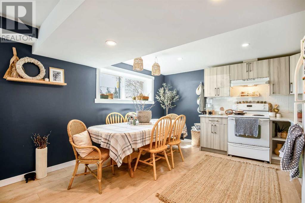 Single Family House Bi-level for Sale in  Dovercrest Drive Dover Calgary 