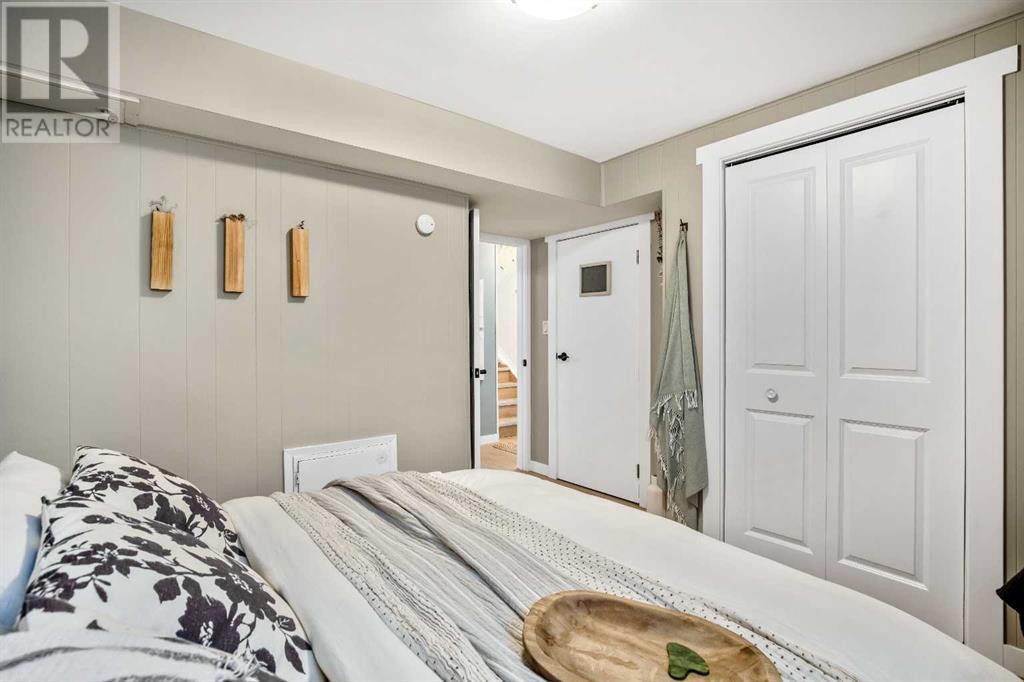 Single Family House Bi-level for Sale in  Dovercrest Drive Dover Calgary 