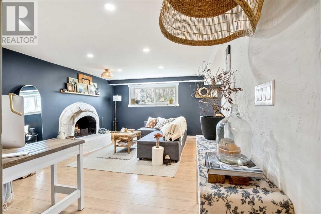 Single Family House Bi-level for Sale in  Dovercrest Drive Dover Calgary 