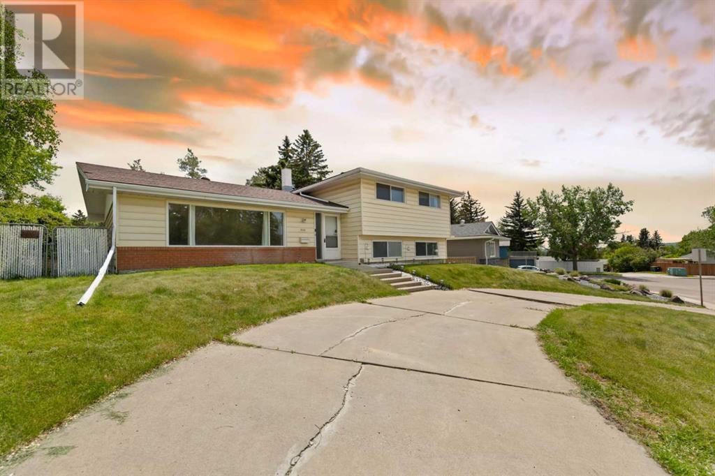 Single Family House 4 Level for Sale in  Barrett Drive NW Brentwood Calgary 