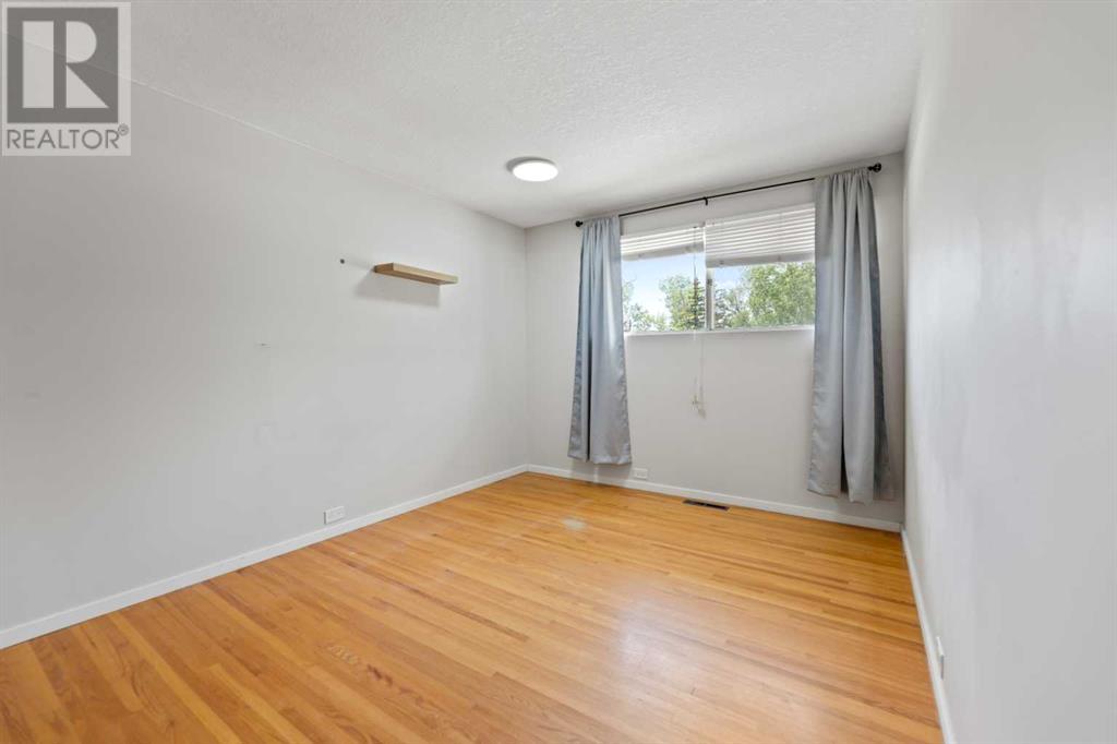 Single Family House 4 Level for Sale in  Barrett Drive NW Brentwood Calgary 