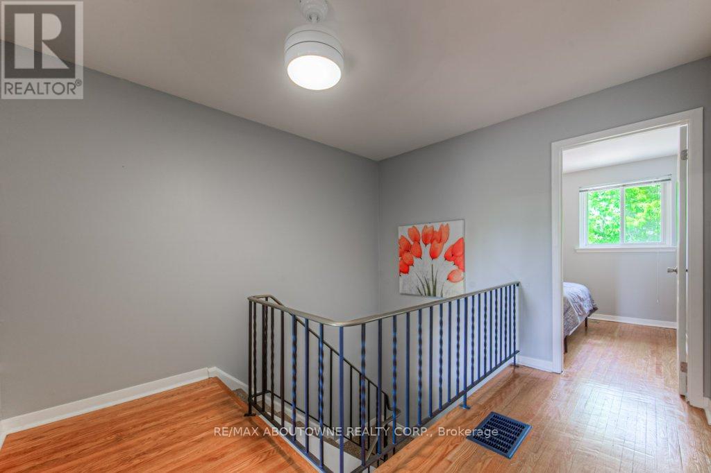 Photo 3 of 5503 Schueller Crescent, Burlington ON