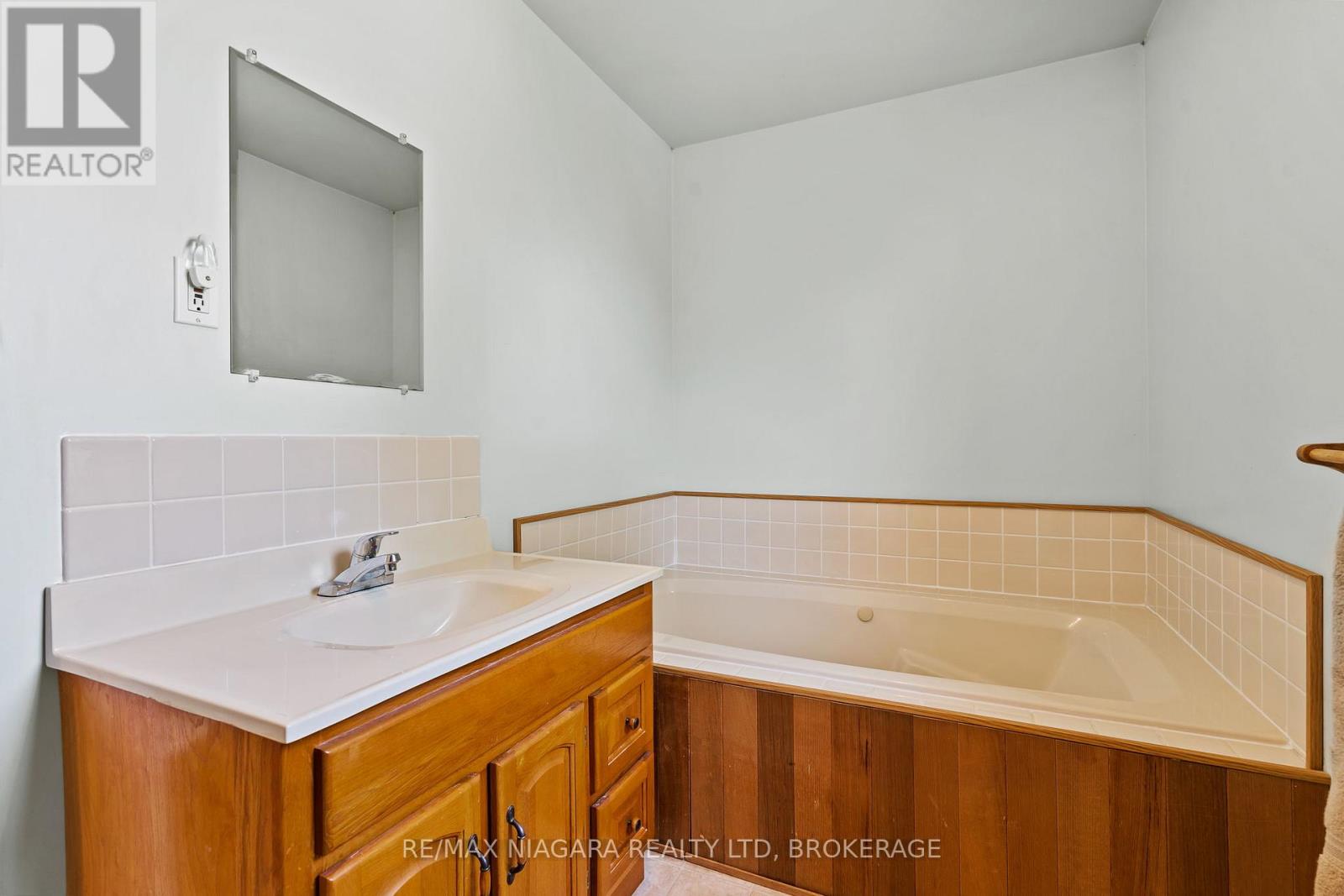Photo 16 of 113 Linwood Avenue, Port Colborne ON