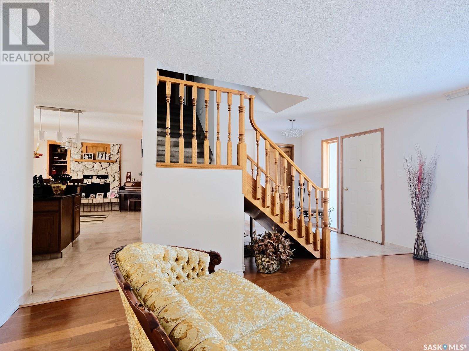 Photo 11 of 816 Ridpath Road, Rosetown SK