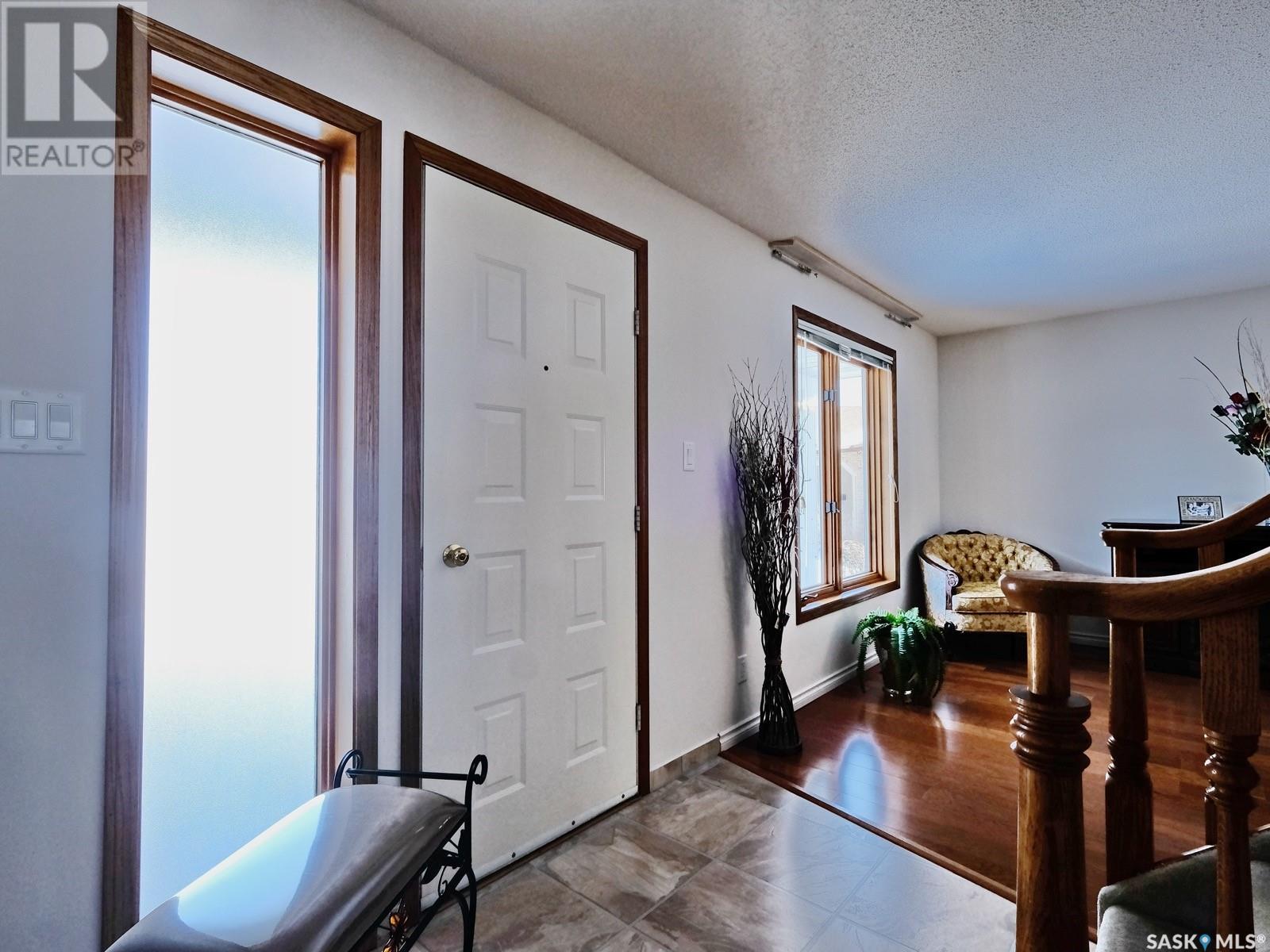 Photo 8 of 816 Ridpath Road, Rosetown SK