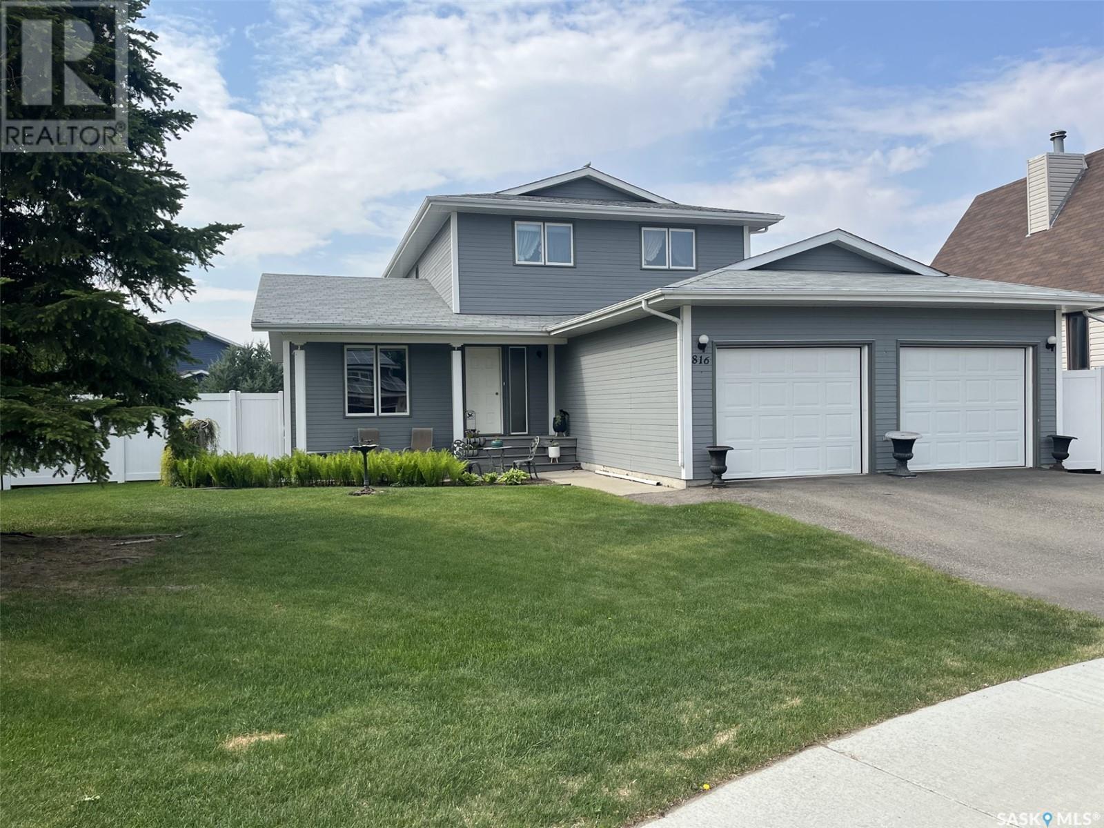 Photo 2 of 816 Ridpath Road, Rosetown SK