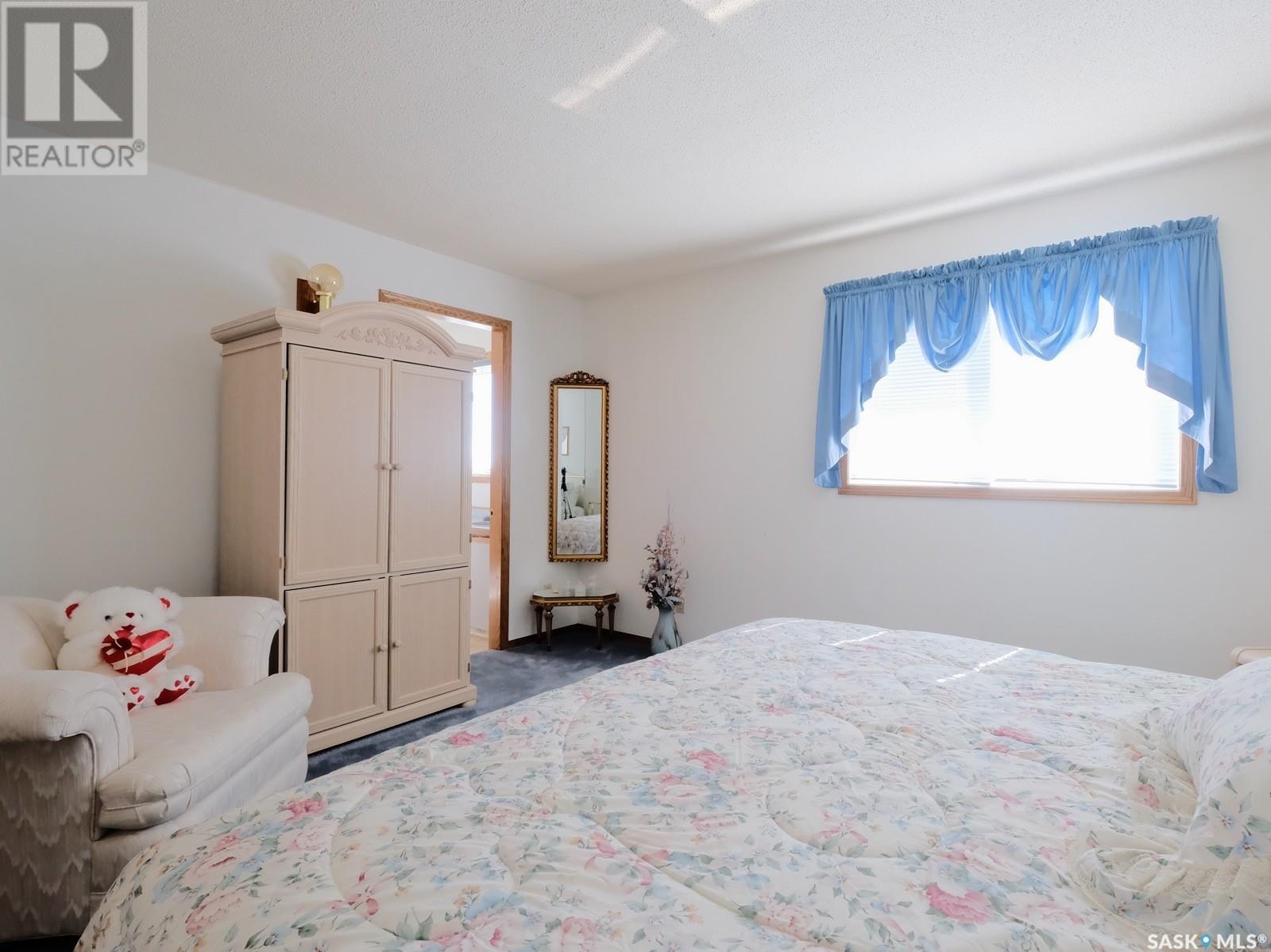 Photo 32 of 816 Ridpath Road, Rosetown SK