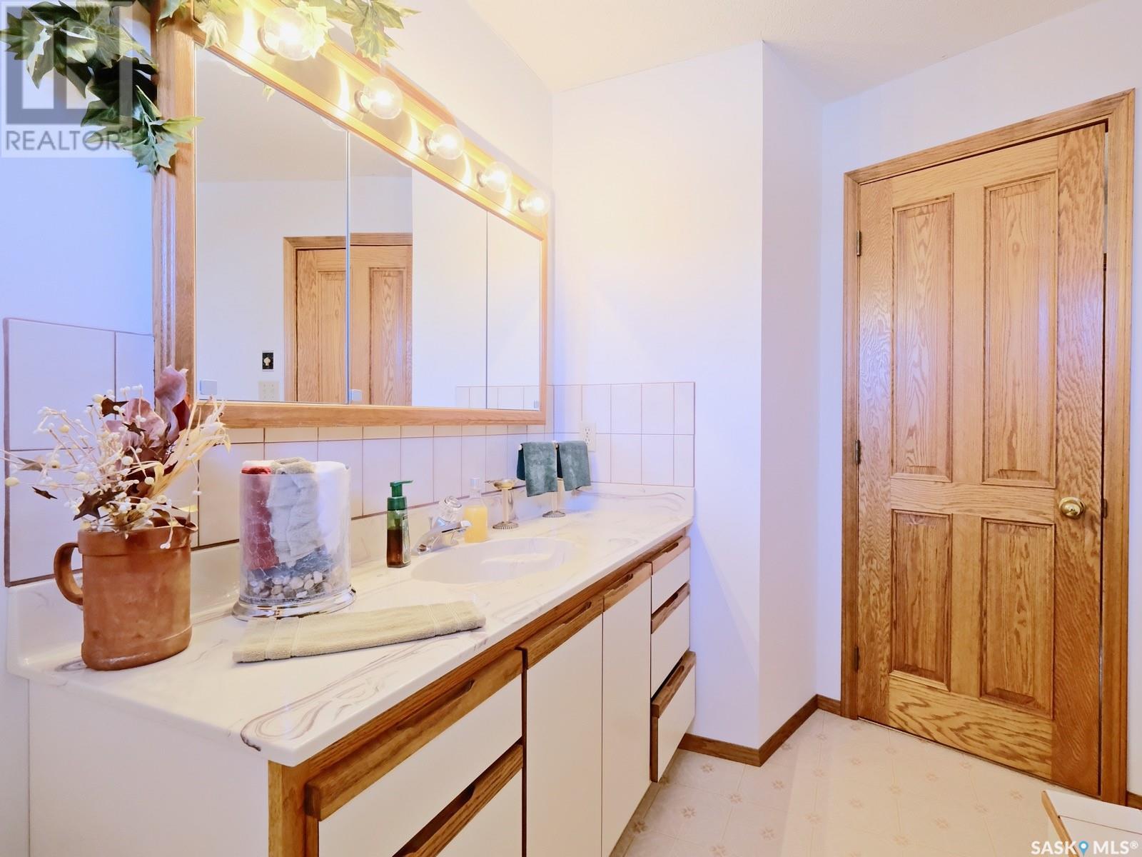 Photo 43 of 816 Ridpath Road, Rosetown SK