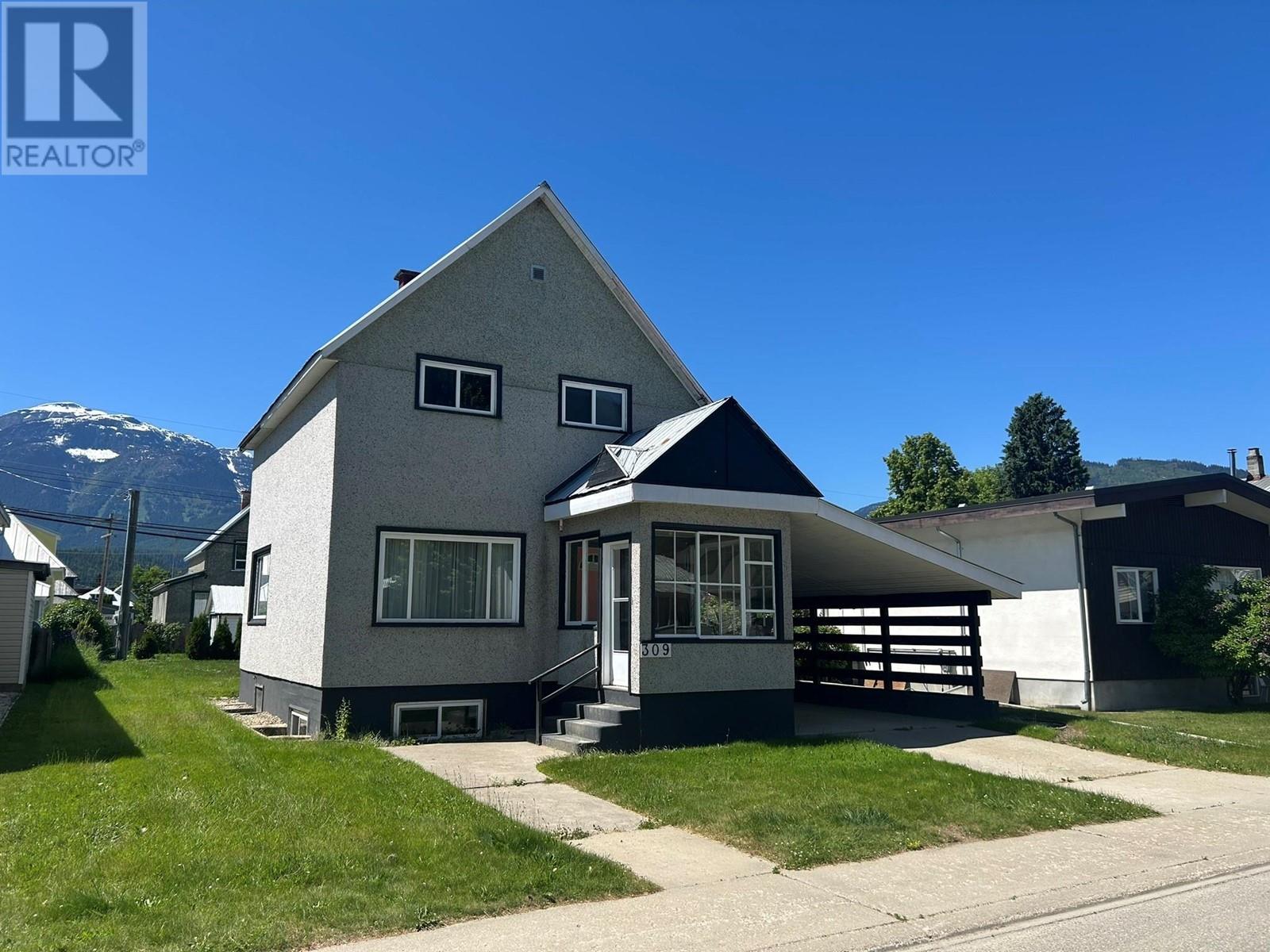 309 Third Street E, Revelstoke