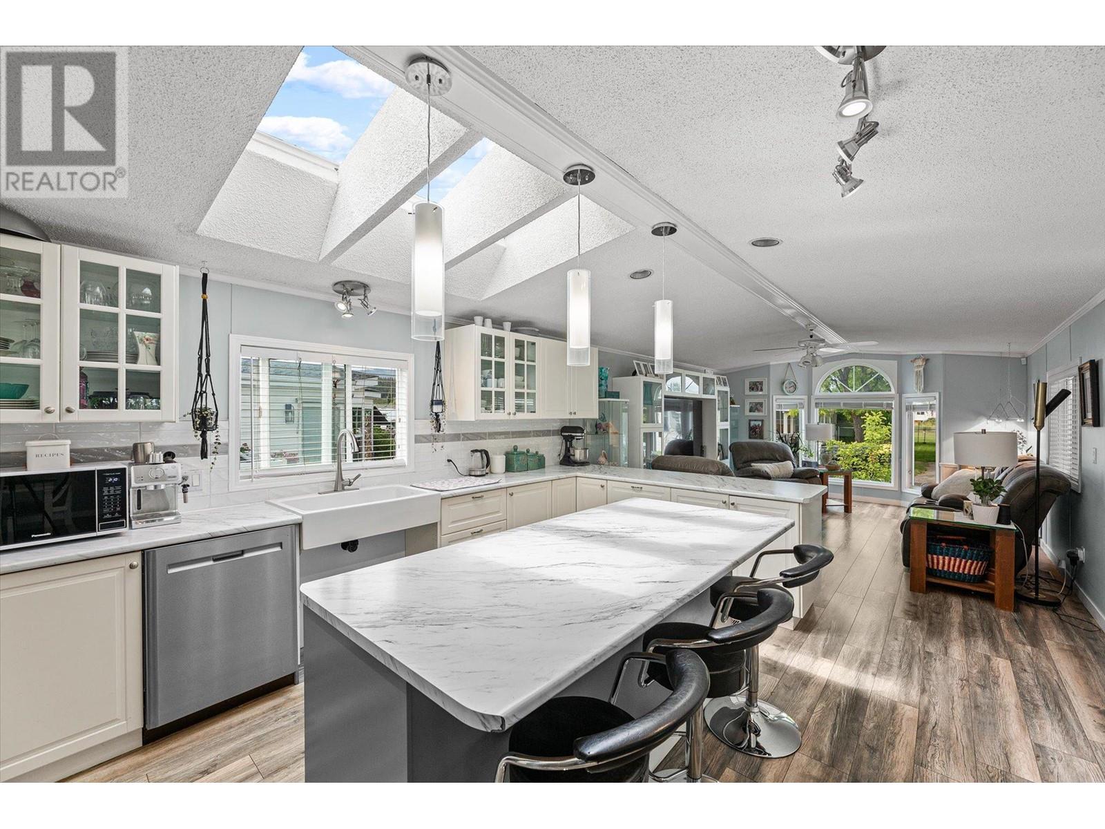 203 720 Commonwealth Road, Kelowna