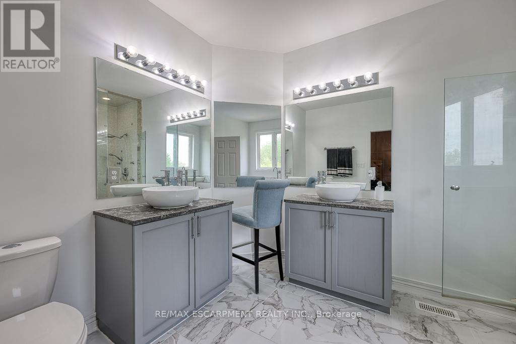 Photo 19 of 37 Lambert Crescent, Brantford ON
