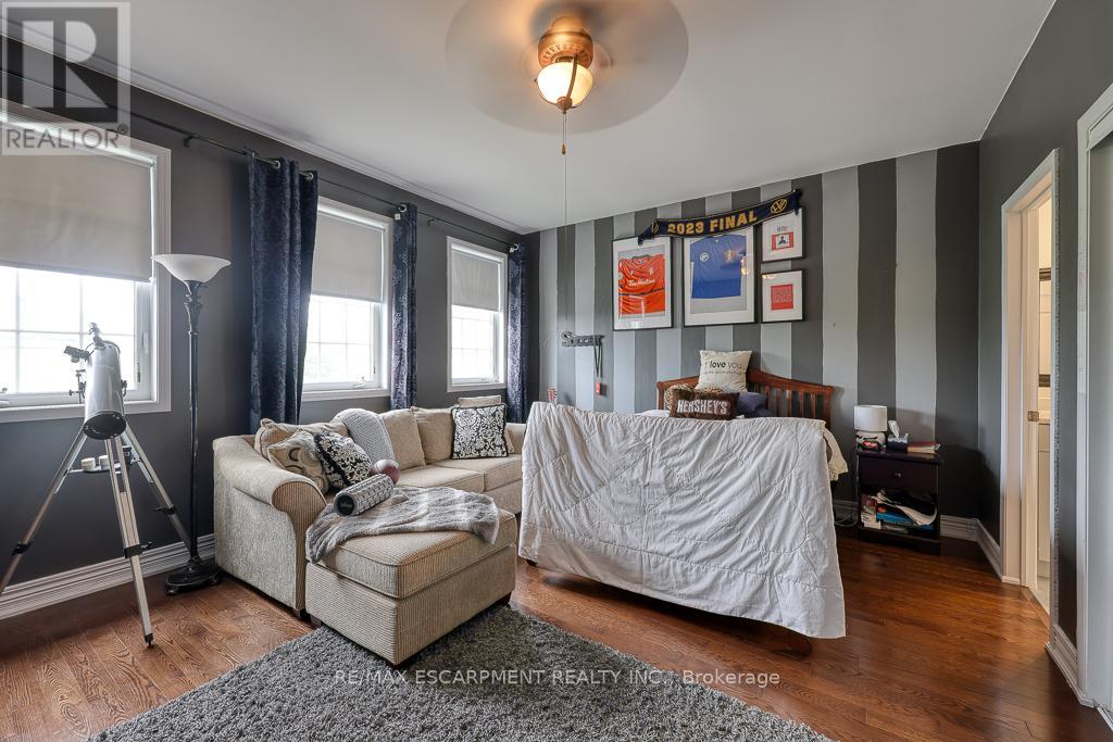 Photo 18 of 37 Lambert Crescent, Brantford ON