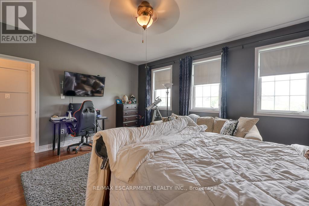 Photo 21 of 37 Lambert Crescent, Brantford ON