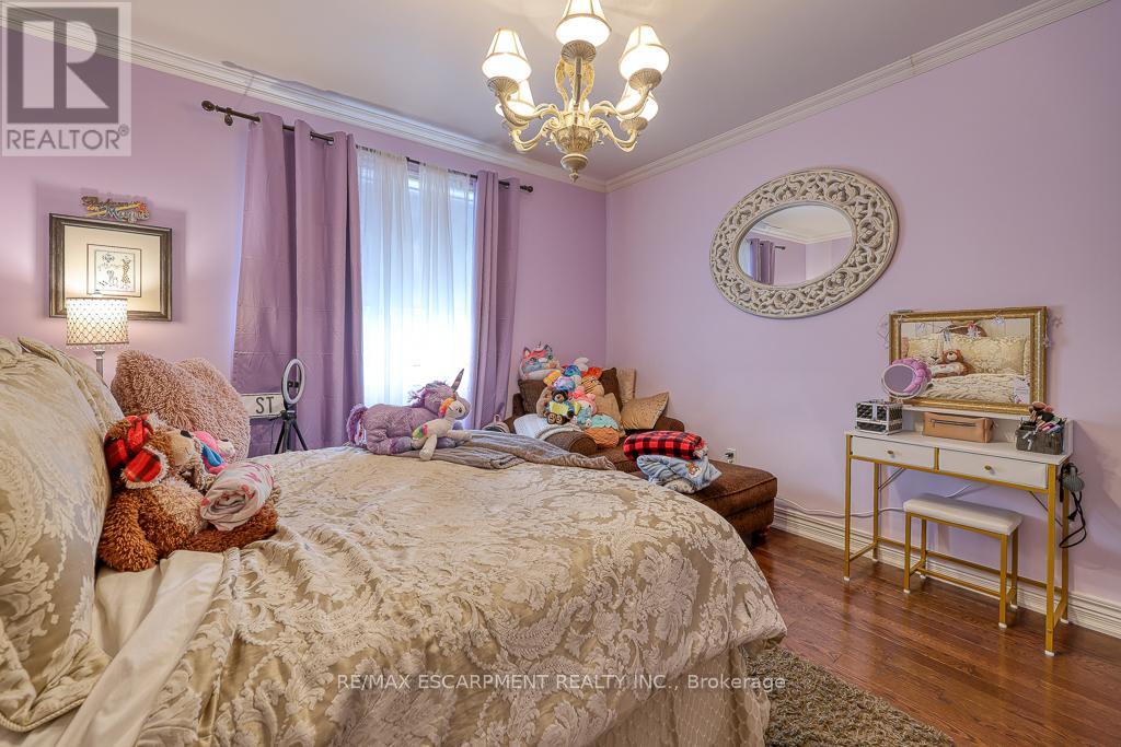 Photo 20 of 37 Lambert Crescent, Brantford ON