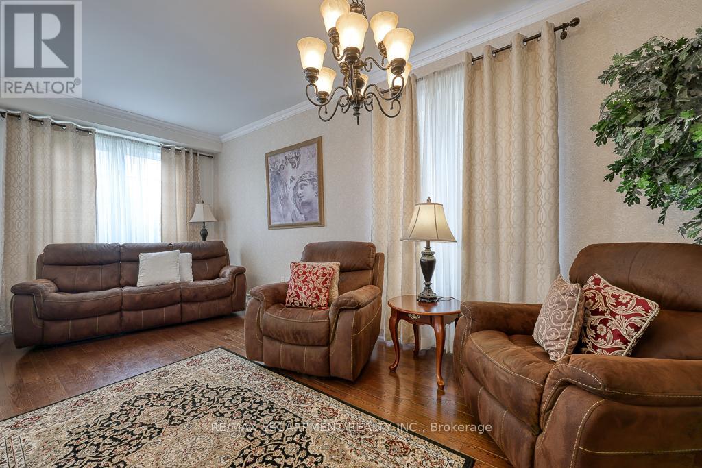 Photo 16 of 37 Lambert Crescent, Brantford ON