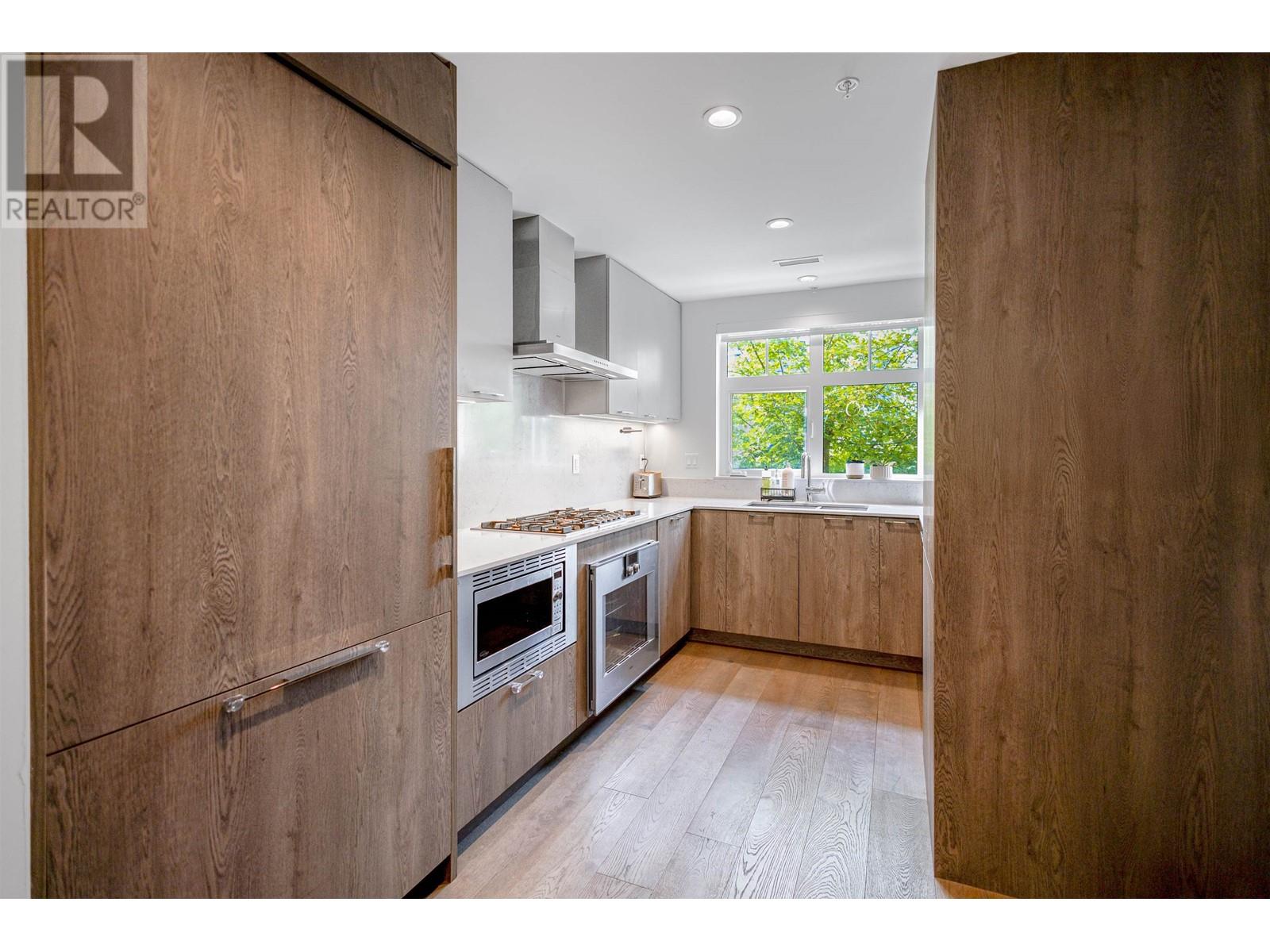 8 1960 GLENAIRE DRIVE, North Vancouver