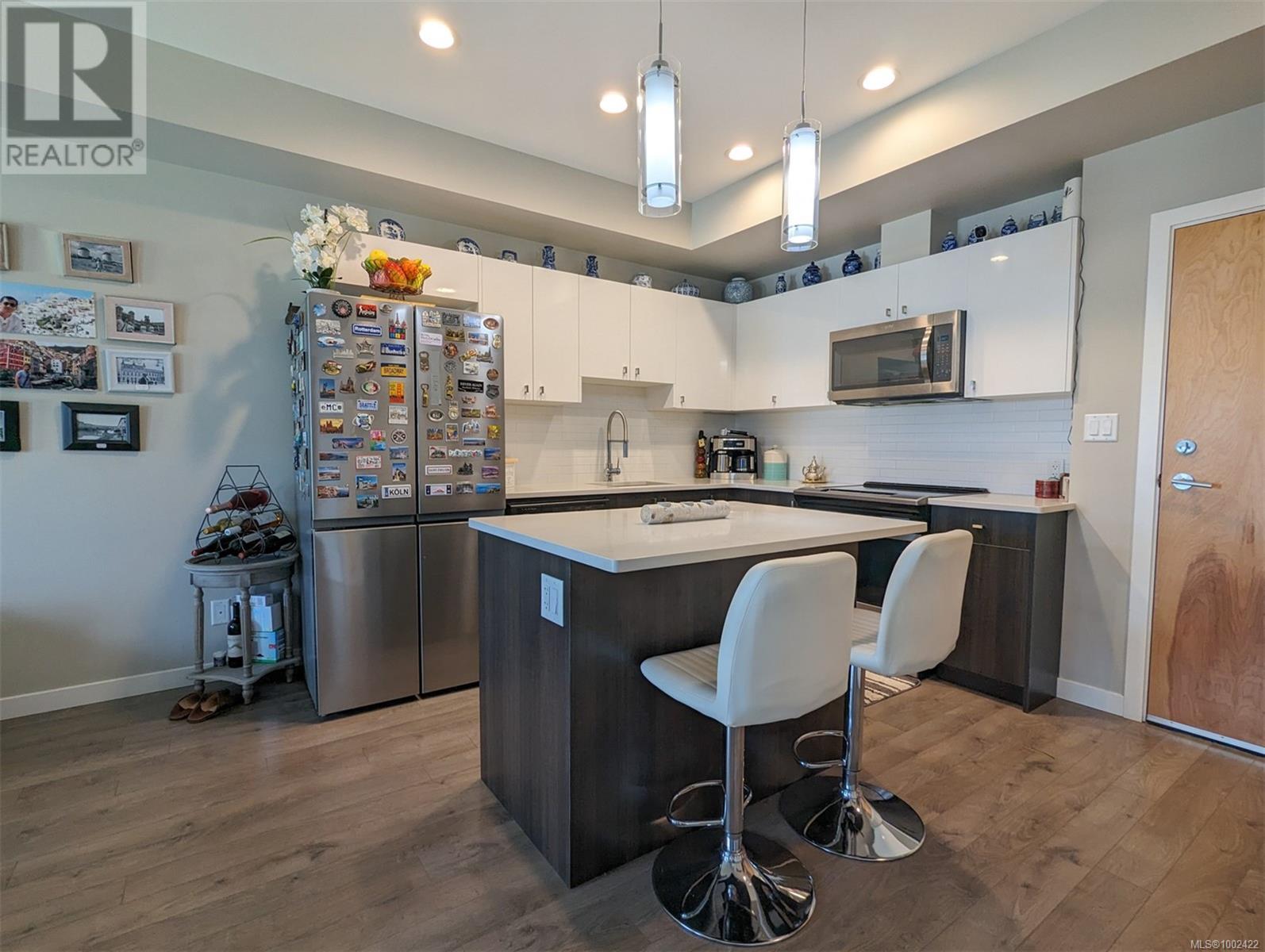 414 767 Tyee Road, Victoria