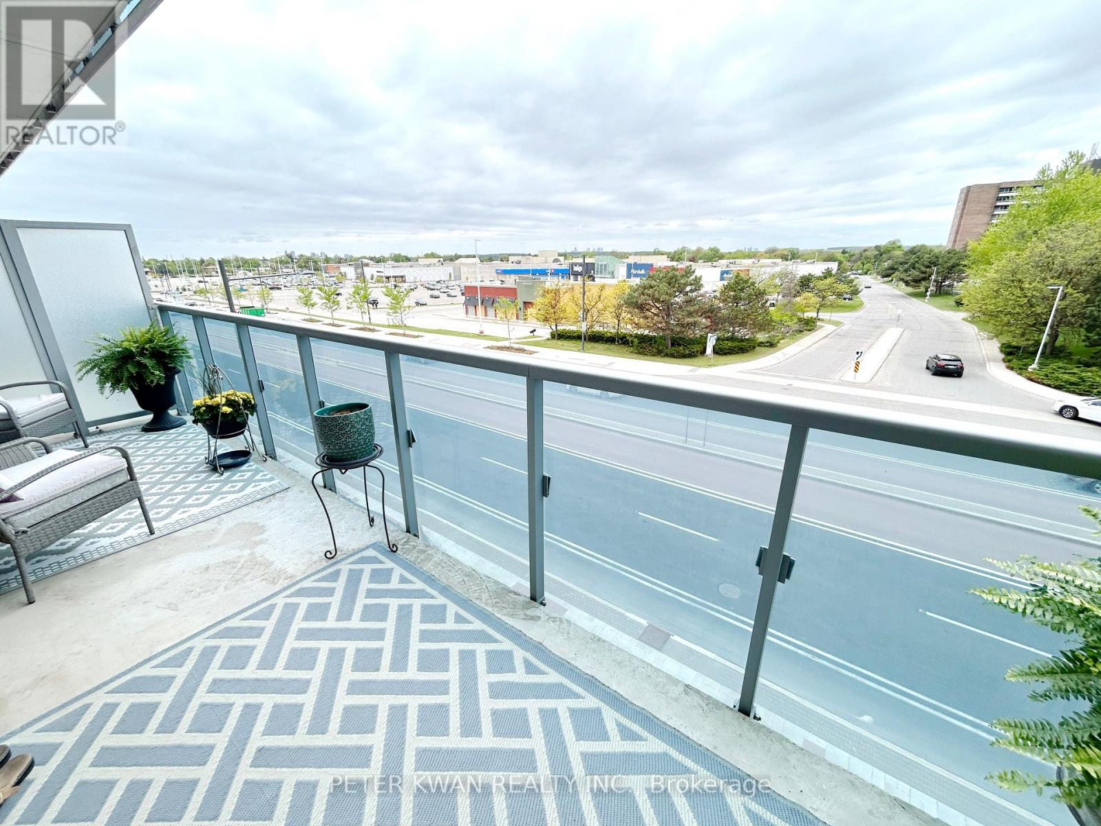 Photo 5 of 332 9471 Yonge Street, Richmond Hill ON