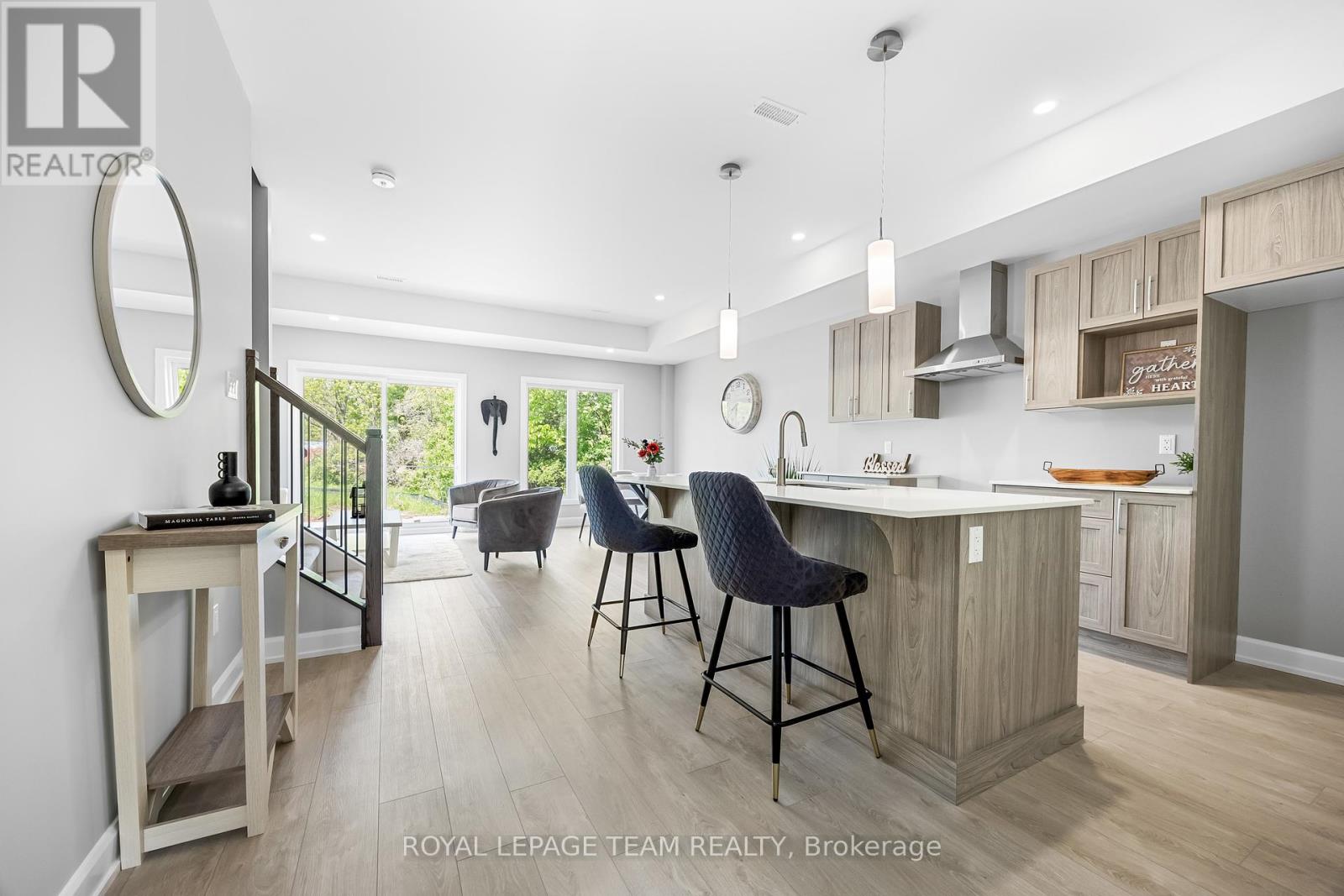 Photo 3 of 354 Lewis Street W, Merrickvillewolford ON