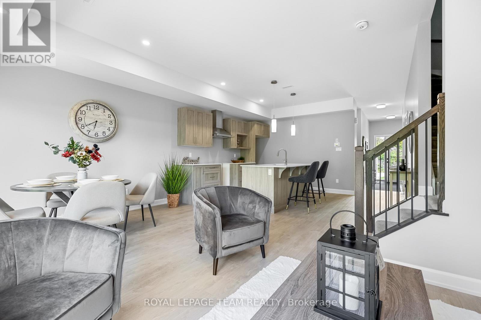 Photo 5 of 332 Lewis Street W, Merrickvillewolford ON