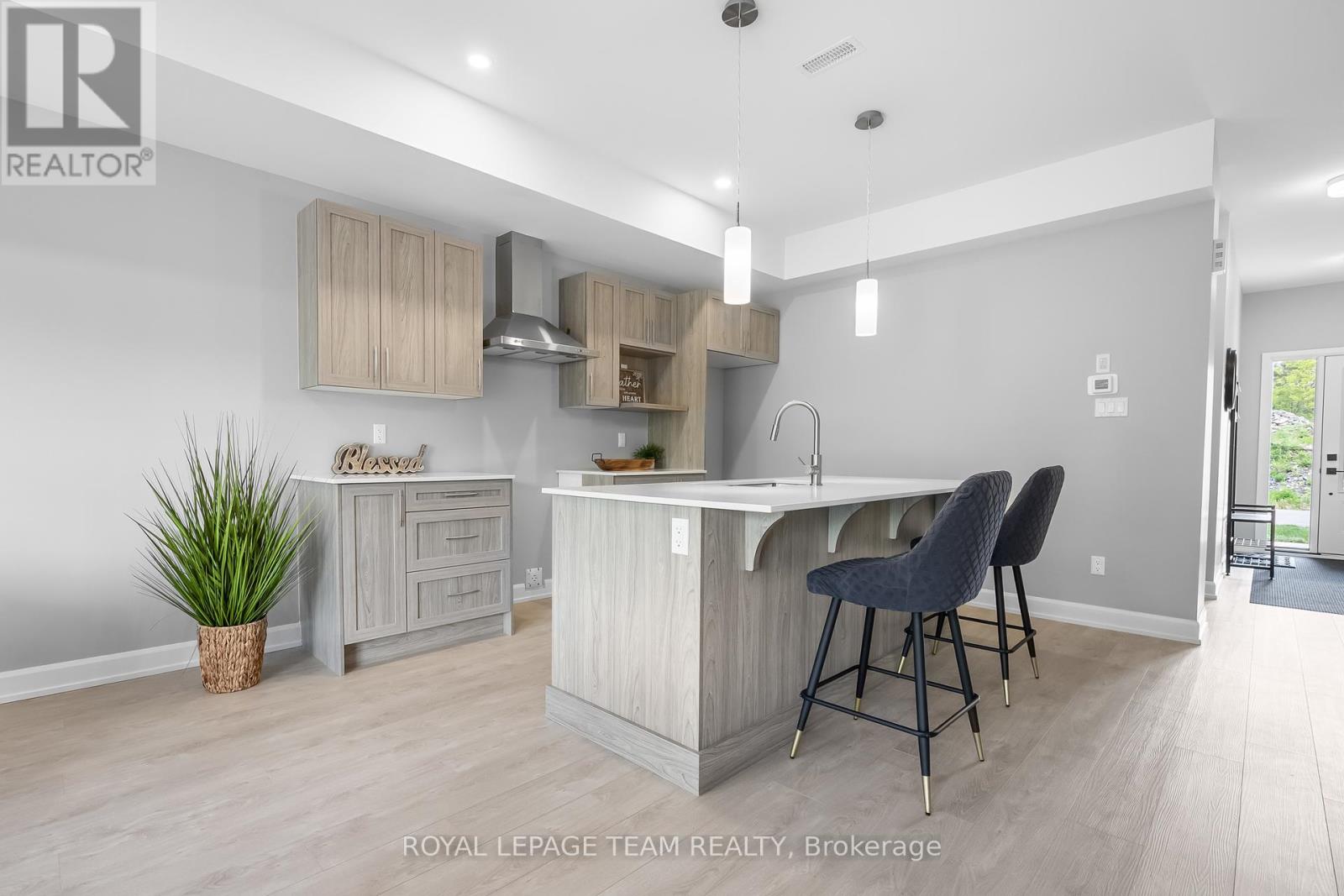 Photo 6 of 332 Lewis Street W, Merrickvillewolford ON