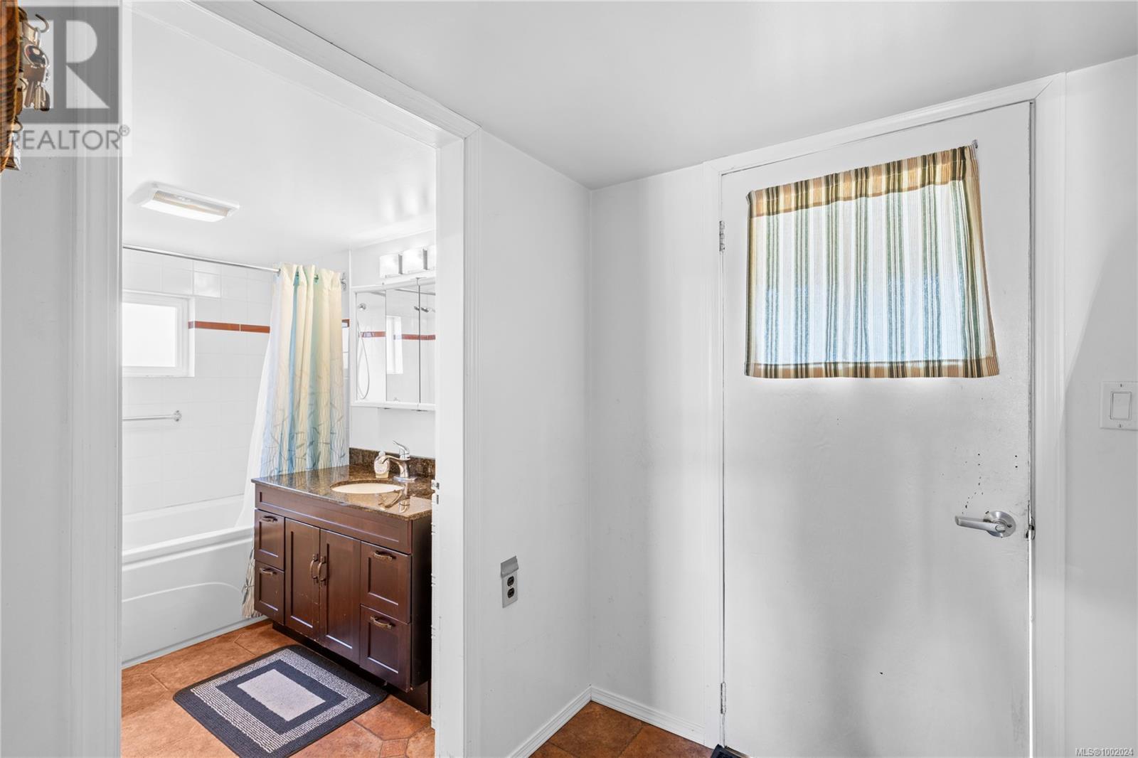 Photo 15 of 816 4th Ave, Ladysmith BC