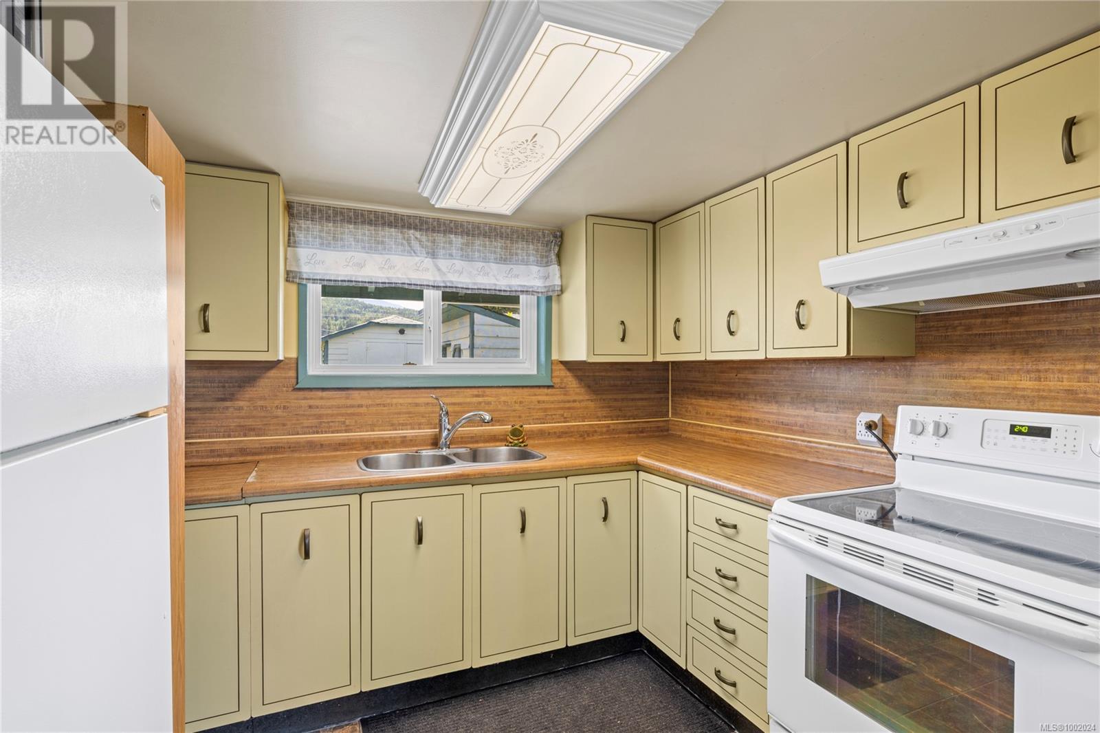 Photo 6 of 816 4th Ave, Ladysmith BC