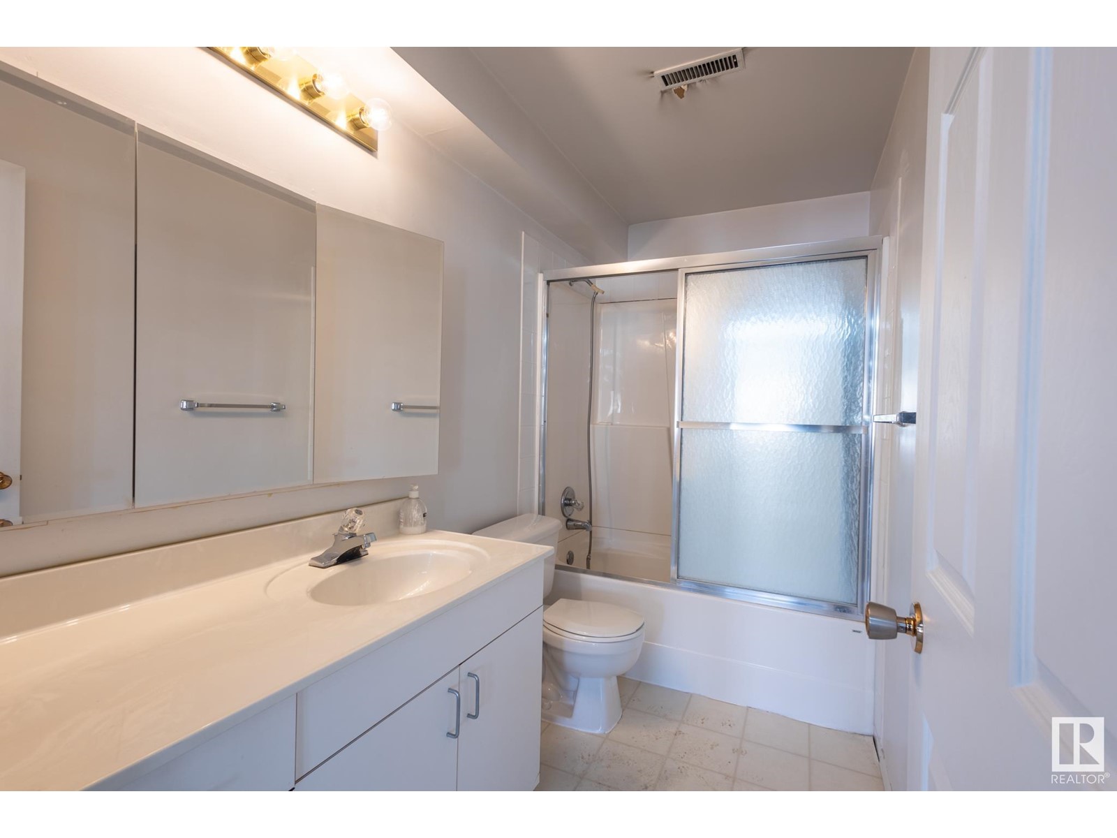 Photo 10 of 10666 98 St Nw, Edmonton AB