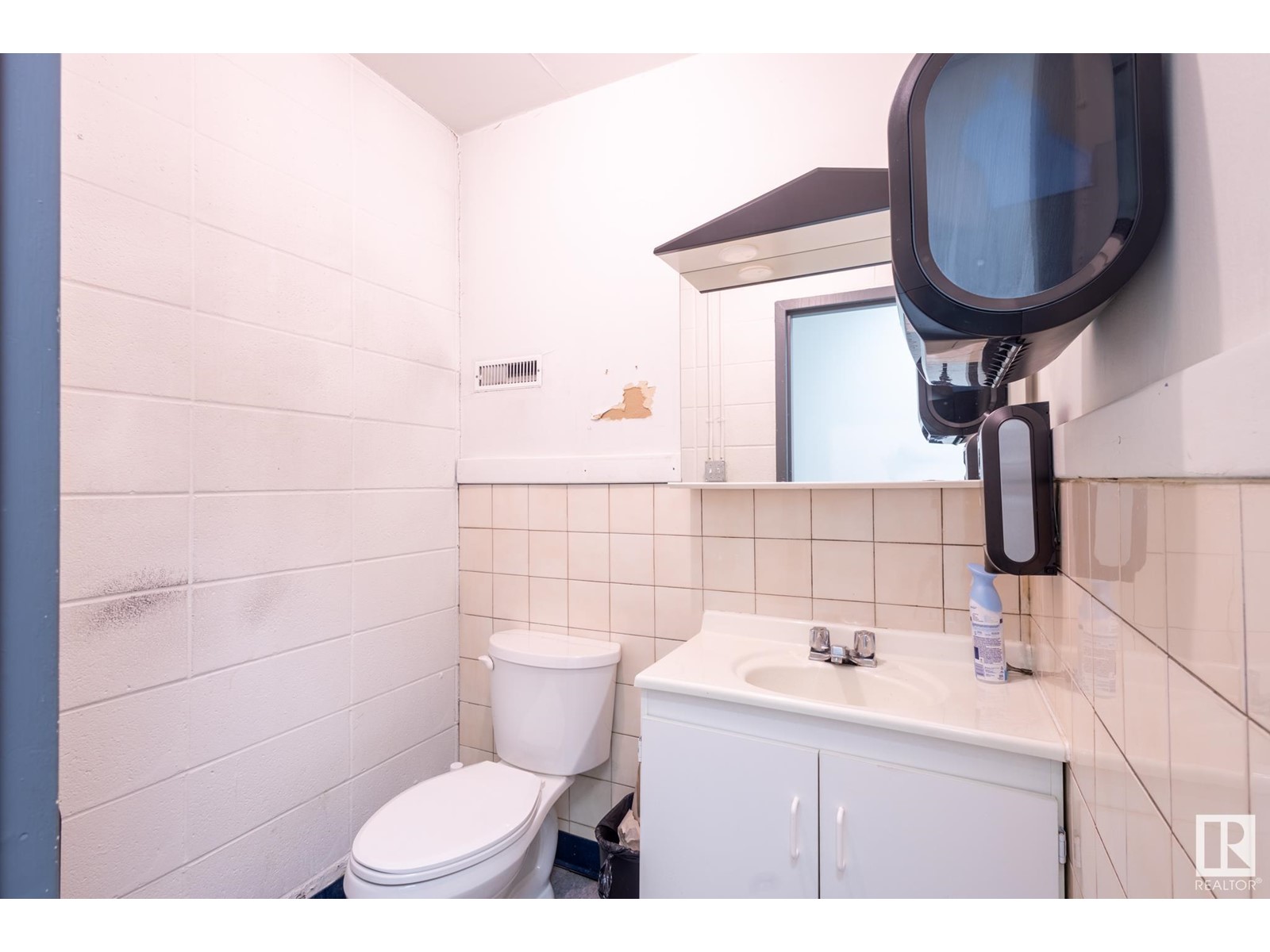 Photo 15 of 10666 98 St Nw, Edmonton AB