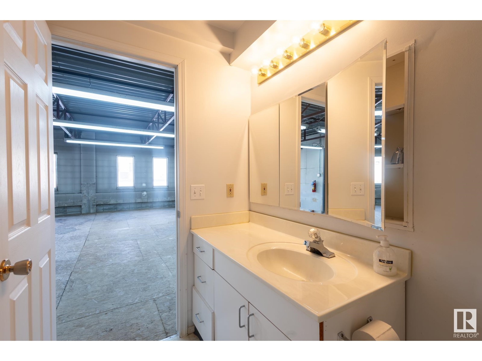 Photo 3 of 10666 98 St Nw, Edmonton AB