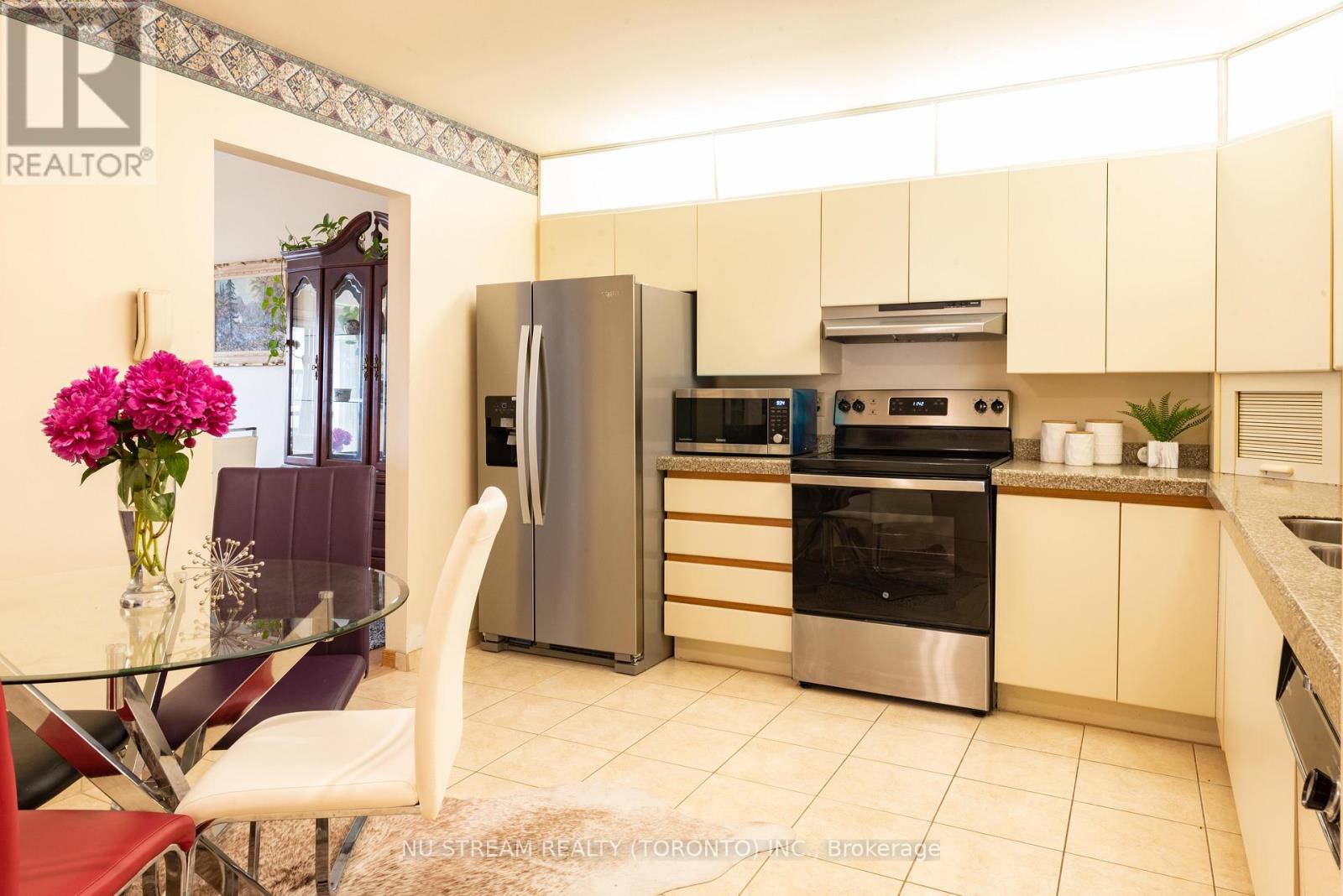 Photo 13 of 905 5151 Riverside Drive E, Windsor ON
