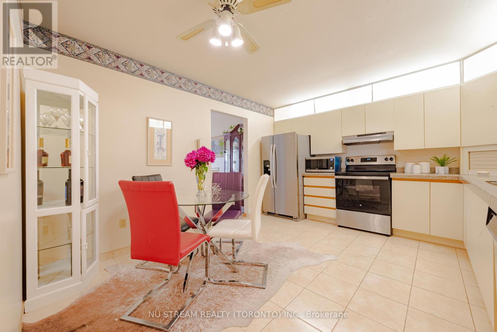 Photo 10 of 905 5151 Riverside Drive E, Windsor ON