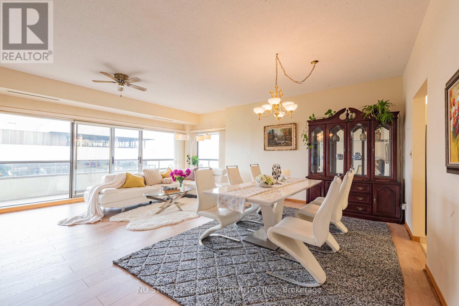 Photo 6 of 905 5151 Riverside Drive E, Windsor ON