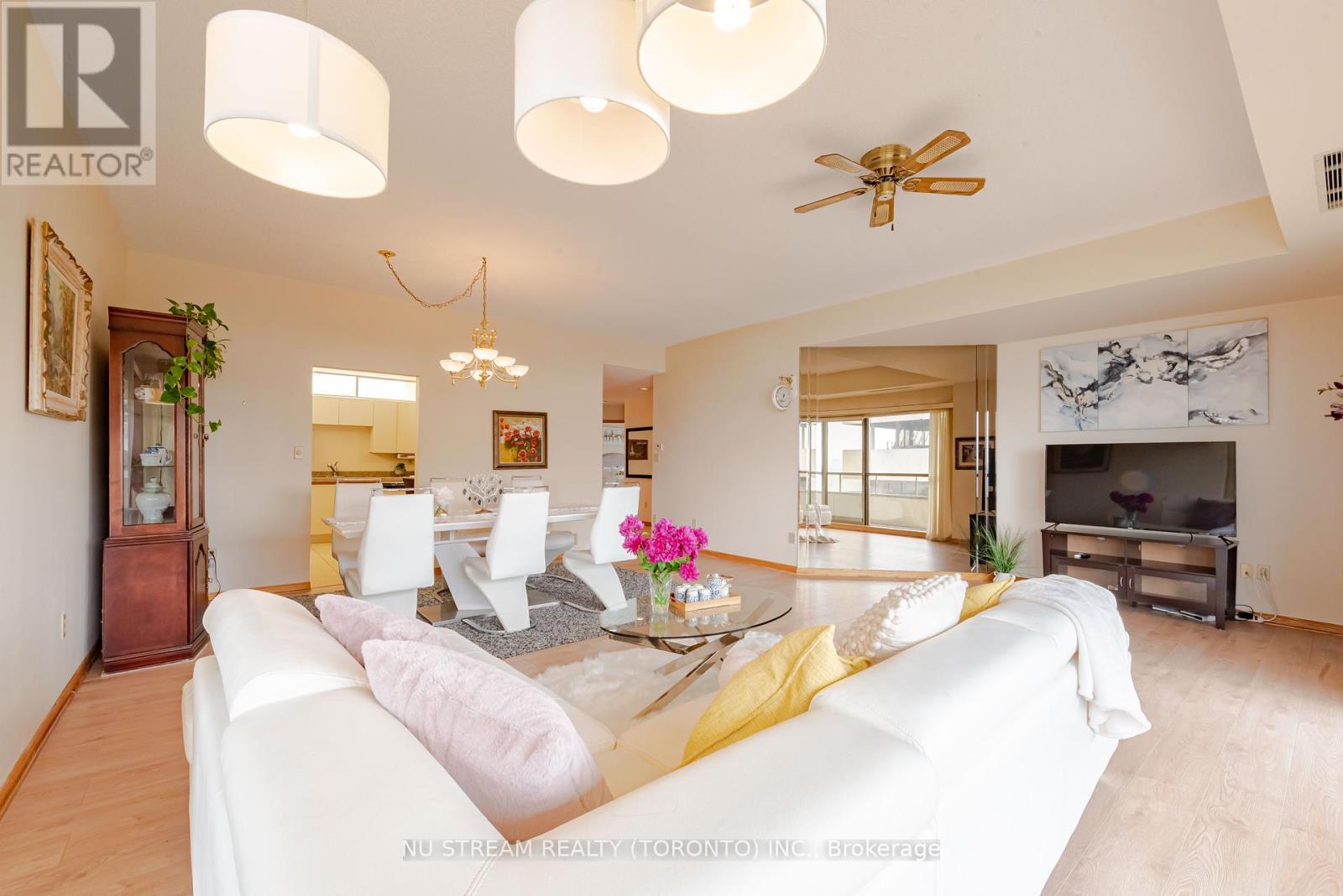 Photo 8 of 905 5151 Riverside Drive E, Windsor ON