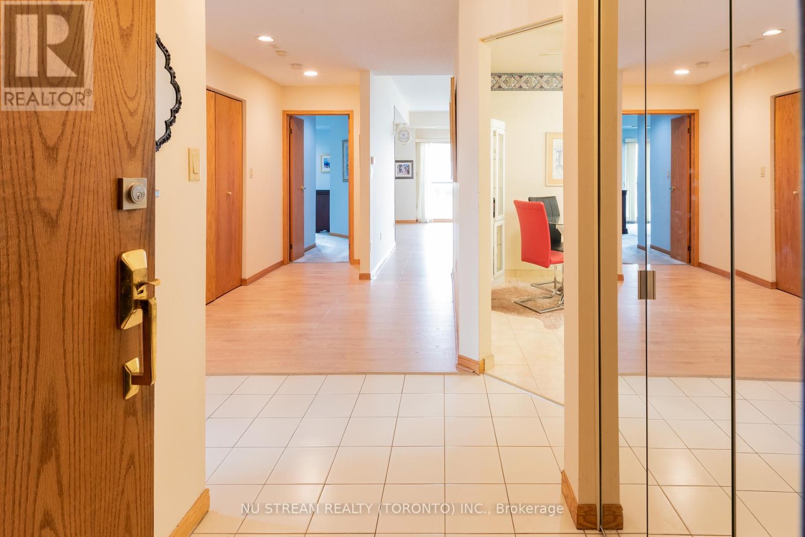 Photo 4 of 905 5151 Riverside Drive E, Windsor ON