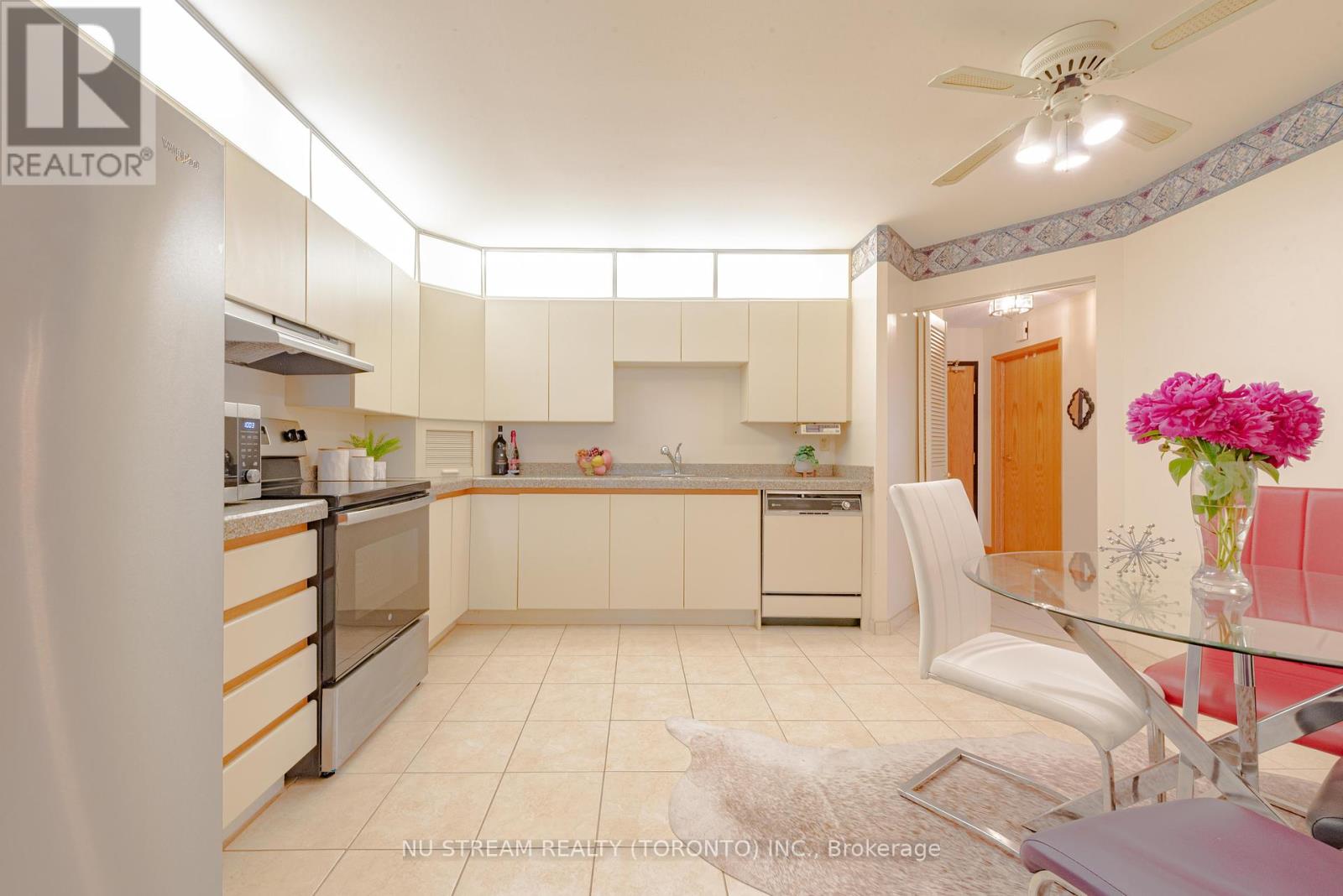 Photo 11 of 905 5151 Riverside Drive E, Windsor ON