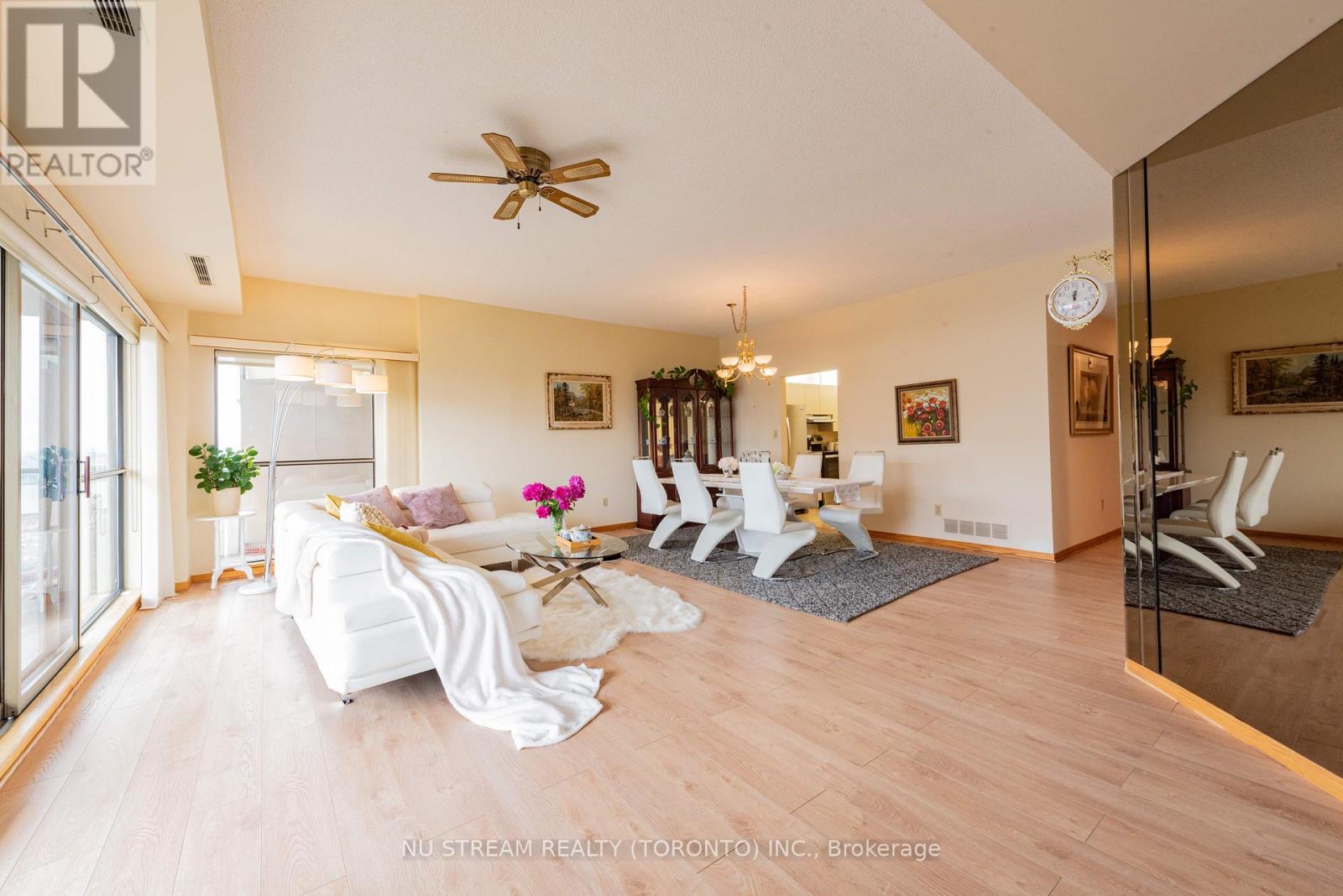 Photo 7 of 905 5151 Riverside Drive E, Windsor ON