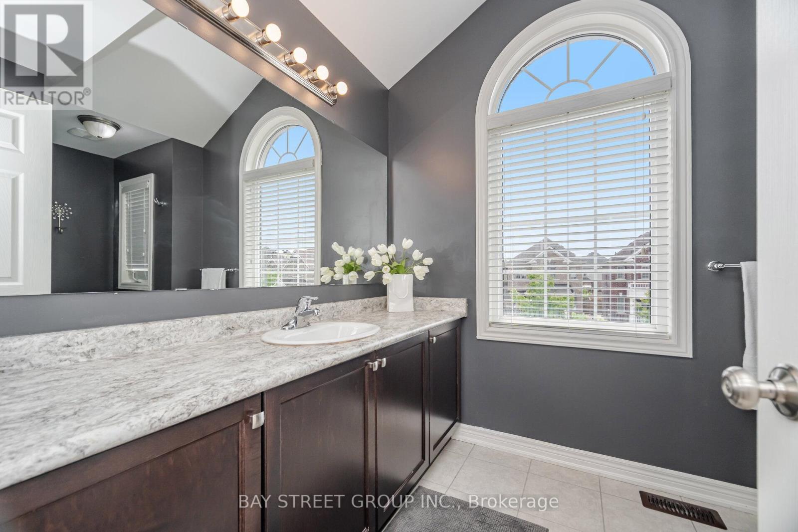 Photo 4 of 58 Weaver Terrace, New Tecumseth ON