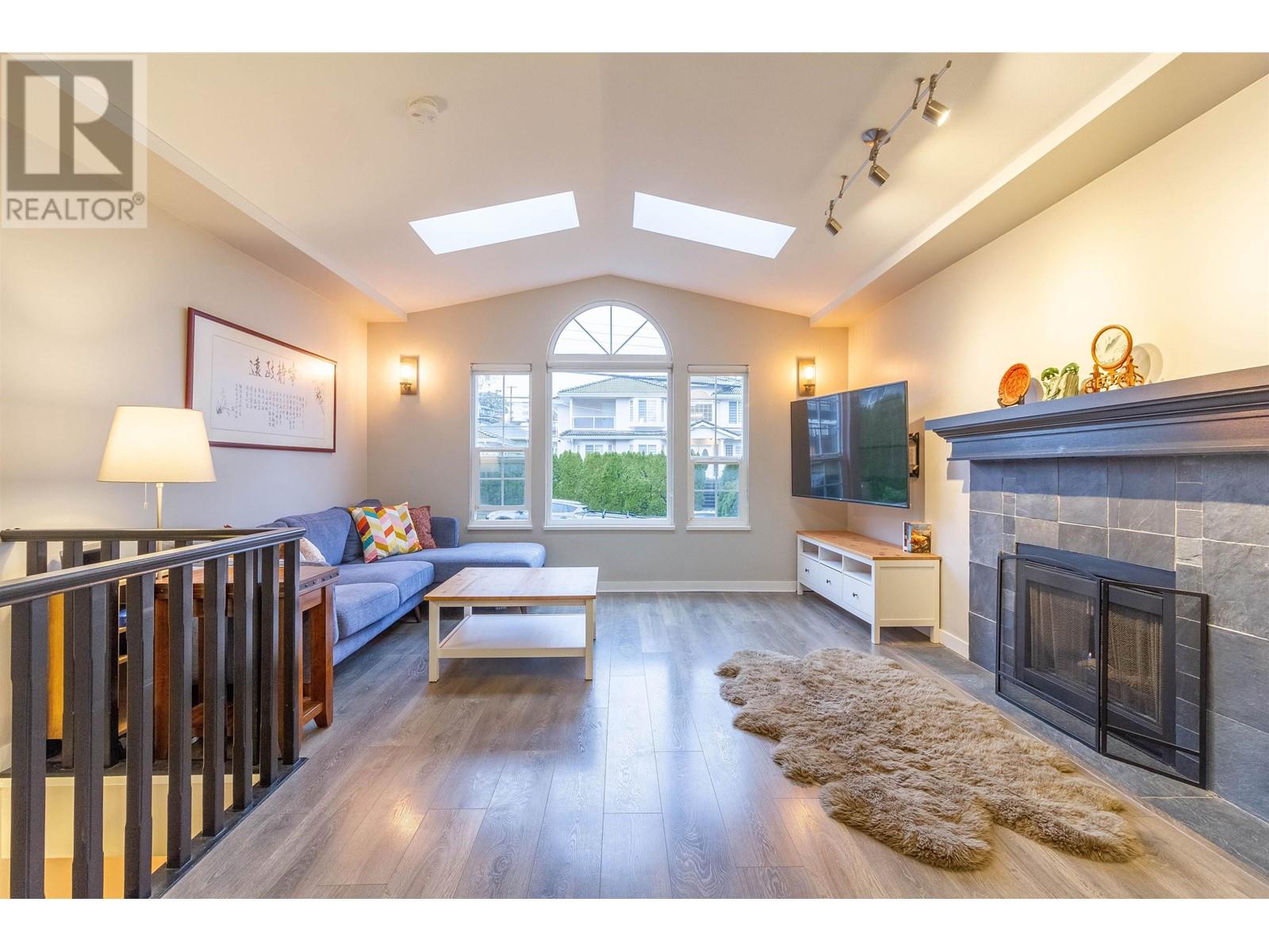 Photo 3 of 4322 Graveley Street, Burnaby BC