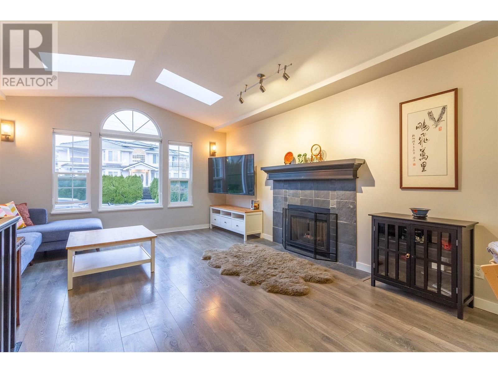 Photo 4 of 4322 Graveley Street, Burnaby BC