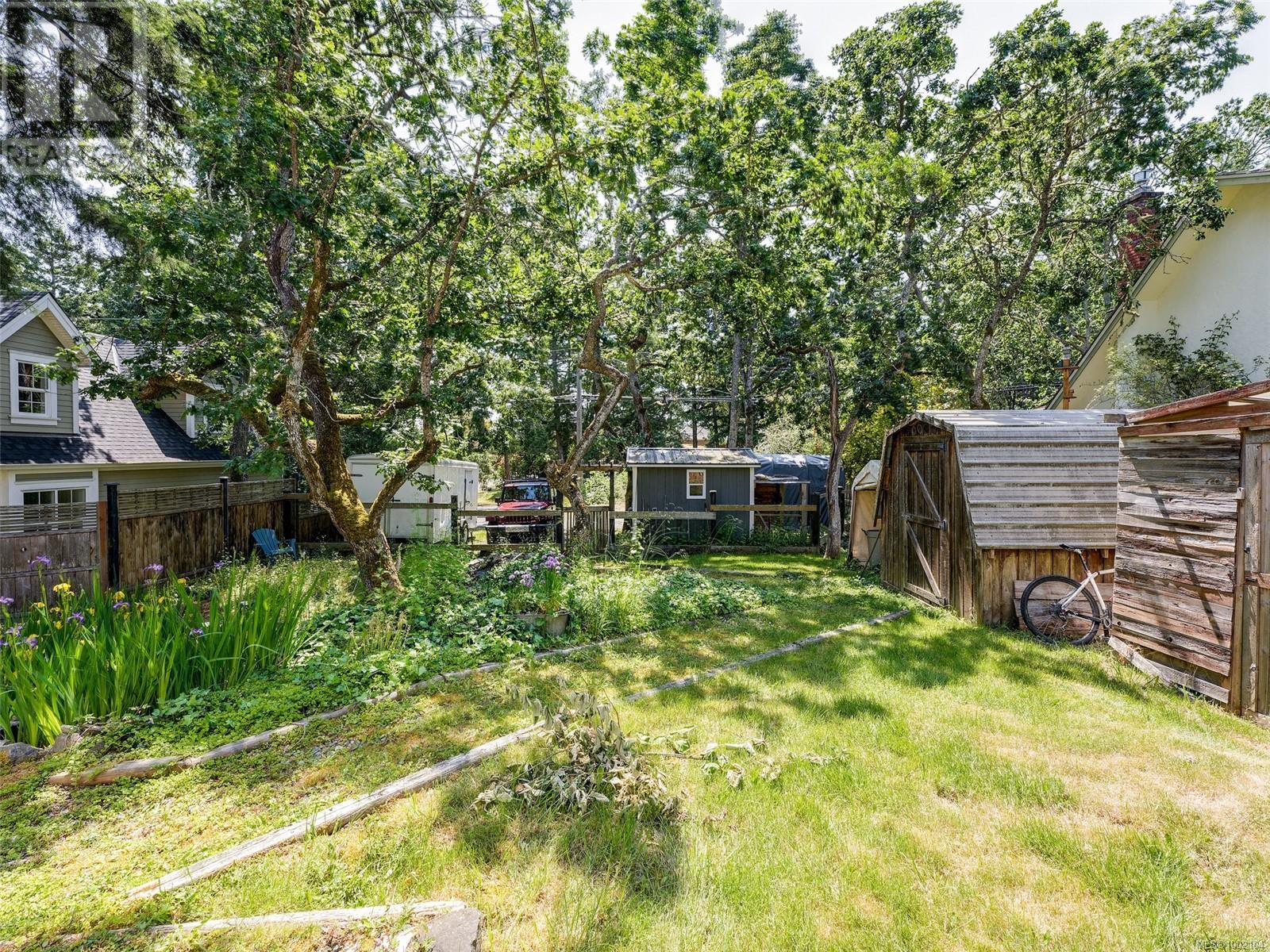 2784 Tudor Ave, Saanich