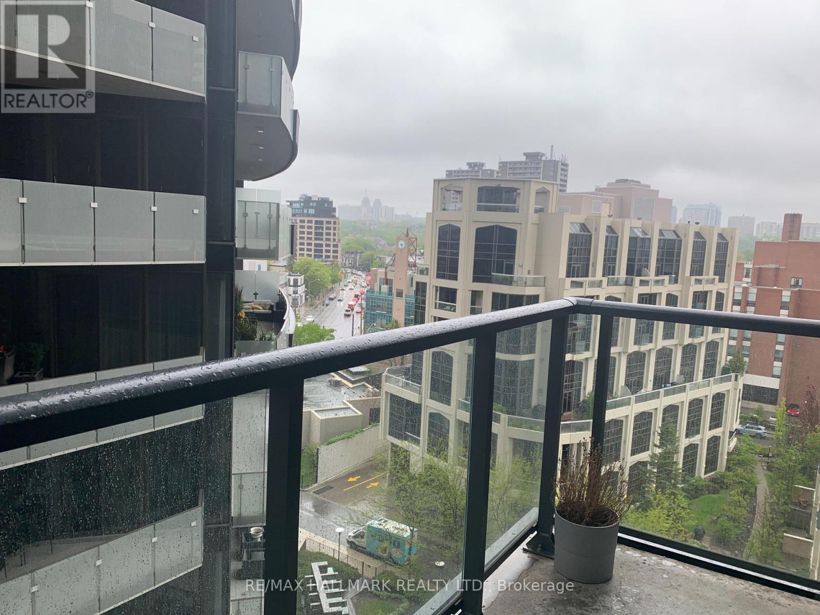 #901 32 DAVENPORT ROAD - 11
