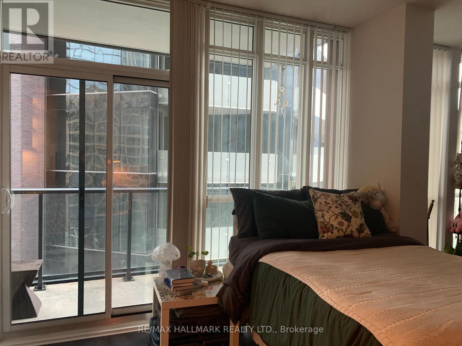 #901 32 DAVENPORT ROAD - 18