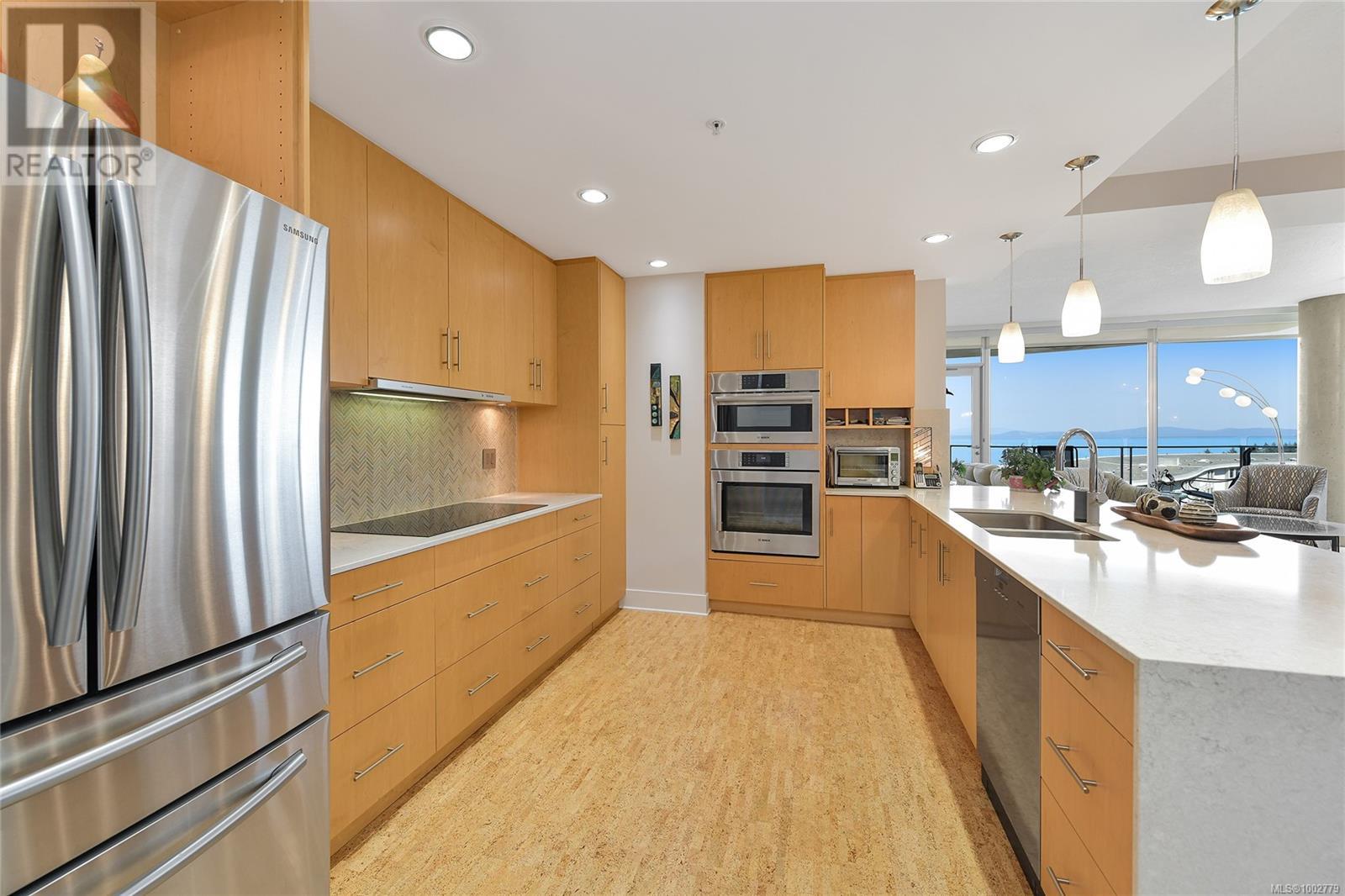 Photo 15 of 503 738 Sayward Hill Terr, Saanich BC