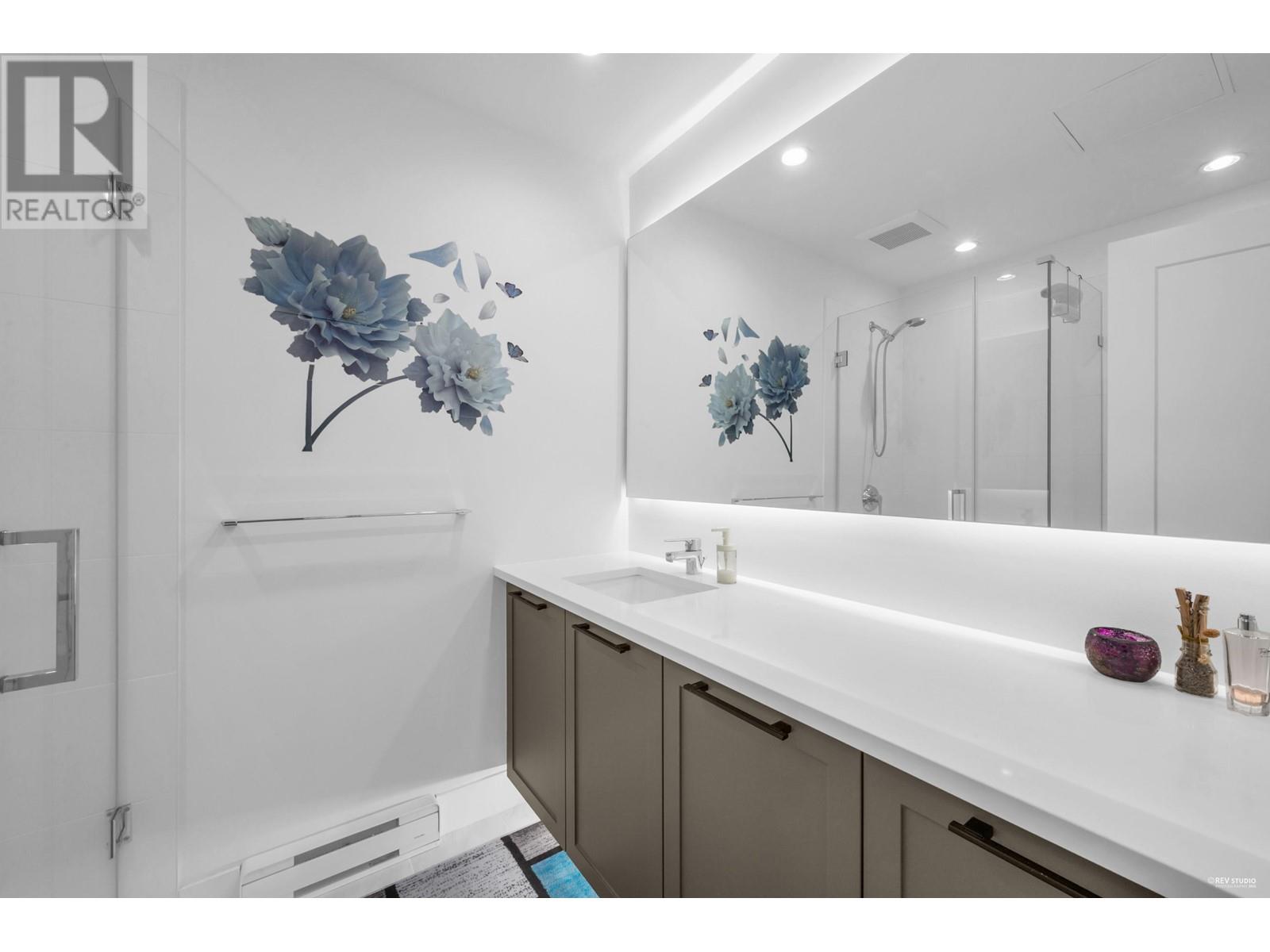 Photo 4 of 64 3552 Victoria Drive, Coquitlam BC