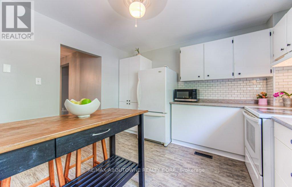 Photo 4 of 5503 Schueller Crescent, Burlington ON