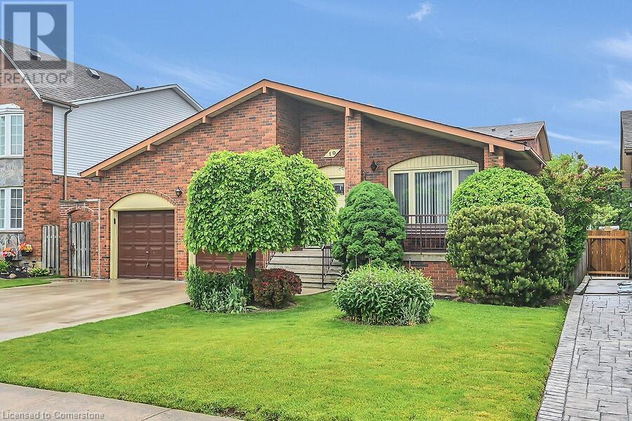 Photo 4 of 10 Peacock Place, Hamilton ON