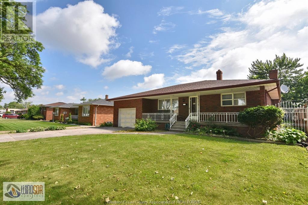 Photo 2 of 1464 Roxborough, Windsor ON