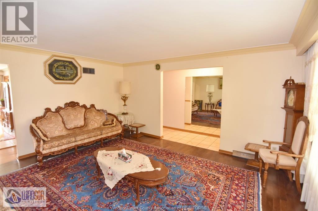 Photo 8 of 1464 Roxborough, Windsor ON